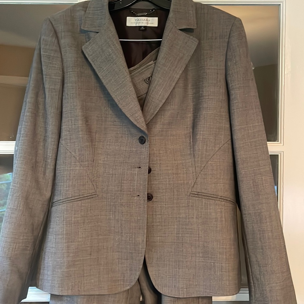 Women’s Tahari 2 piece pant suit
